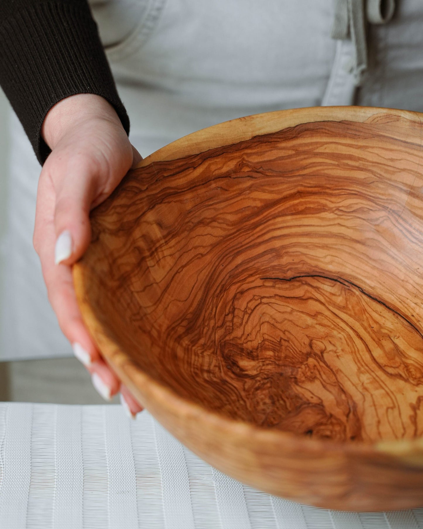 Round Olive Wood Salad Bowl – Naturally Elegant for Every Occasion