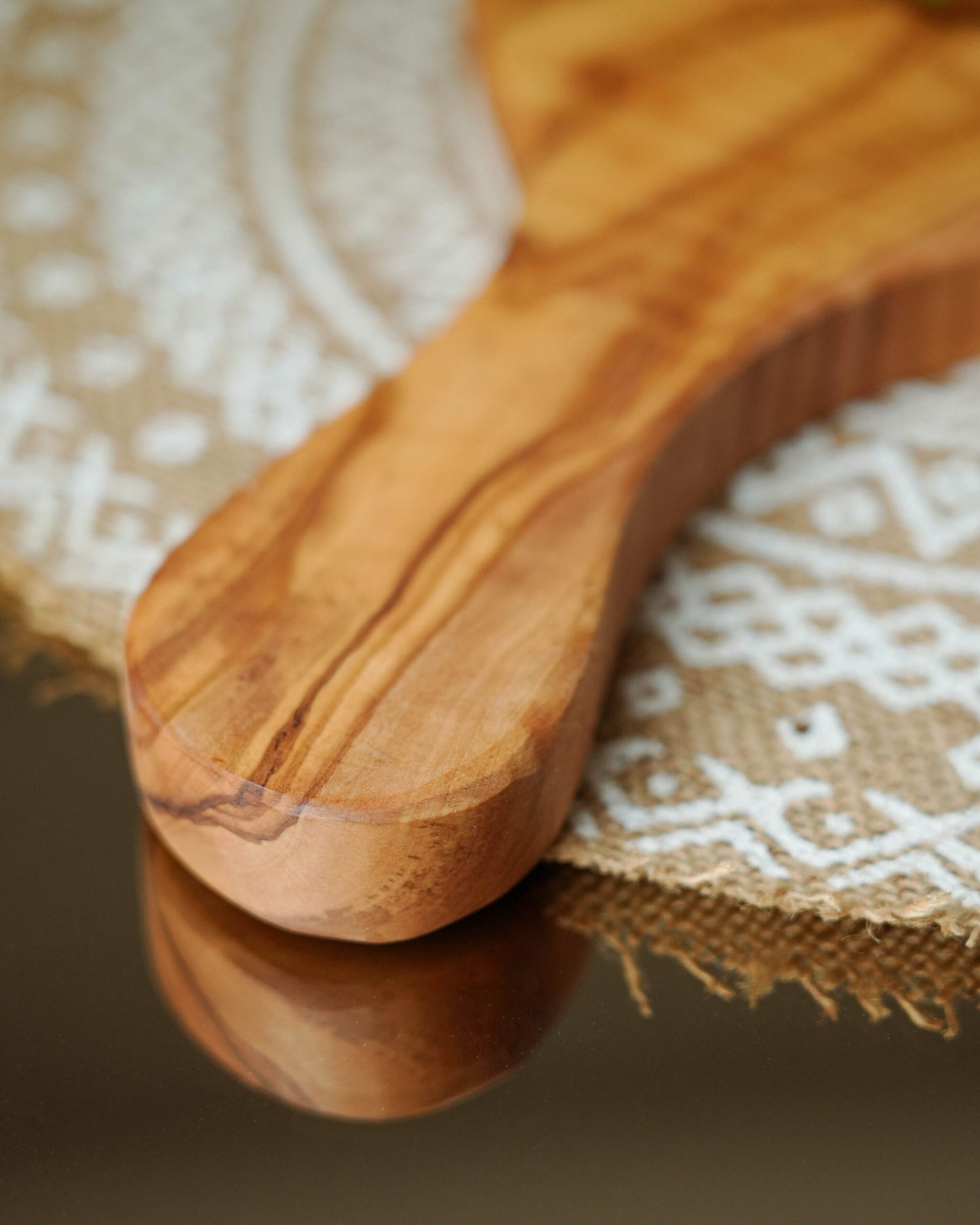 Irregular Shaped Cutting Board with Handle – Perfect for Culinary Creativity